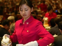 人民大會堂服務(wù)員的十年 用專業(yè)與堅守詮釋會議服務(wù)